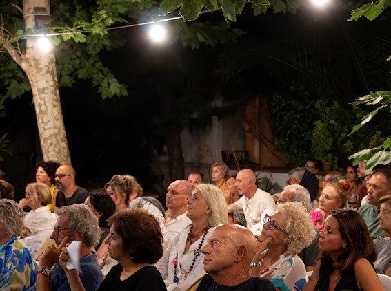 Volti illuminati dal palco
